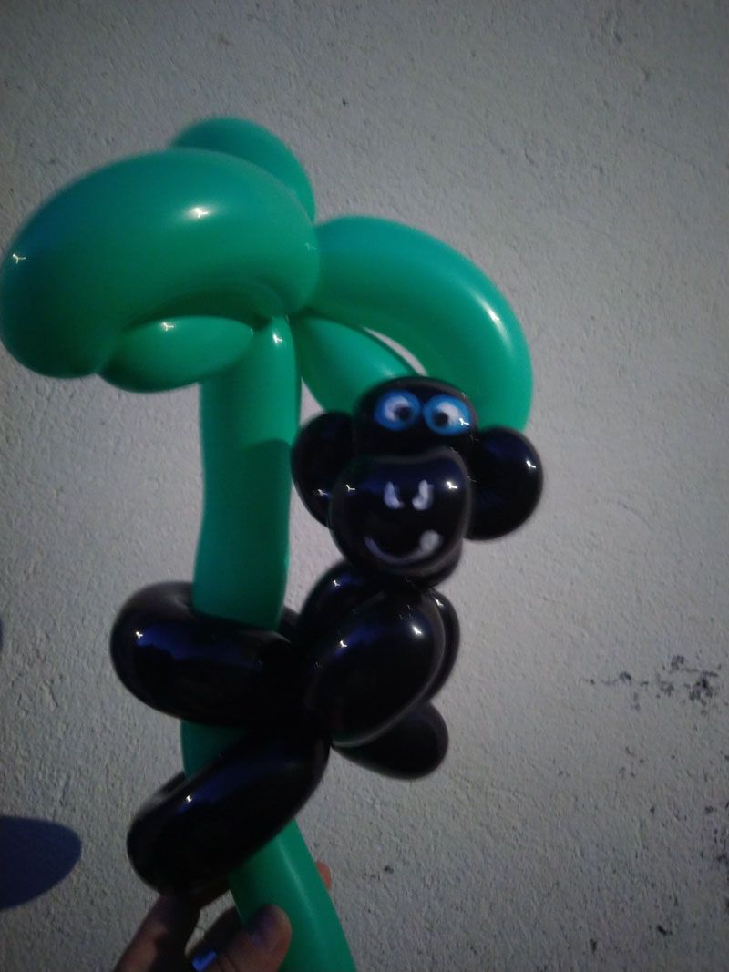 Sculpture ballon Singe  noir aux bananiers